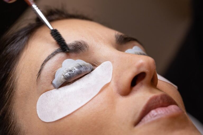 closeup-woman-s-face-during-eyelash-eyebrow-treatment_651462-1410 _minimizer