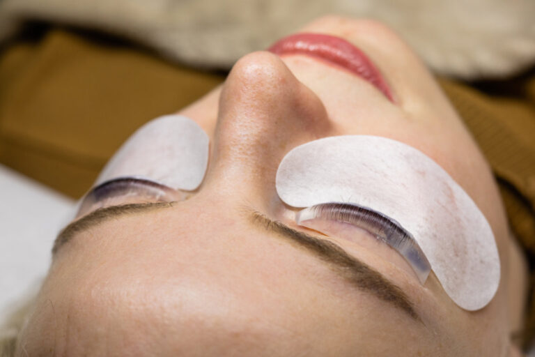female-face-procedure-eyelashes-lamination-beauty-salon _minimizer