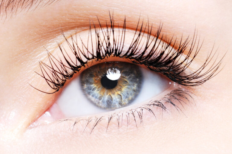 woman-eye-with-curl-false-eyelashes-low-angle-view _minimizer